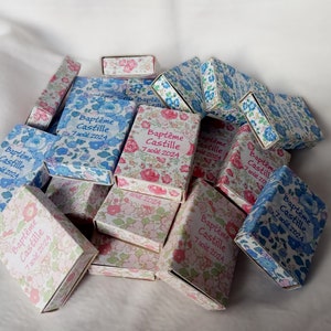 Boites liberty, 5 petites boites à dragées, décorées et personnalisées. Vendues vides. Baptême, mariage etc.