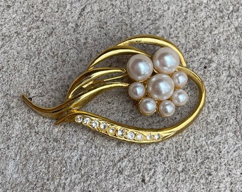 Vintage Gold Tone Pearl Brooch / Pearl Brooch Pin / Costume Pearl Flower Brooch / Gold Pearl with Diamond Rhinestones Brooch