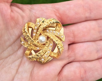 Vintage Goldtone and Pearl Clip