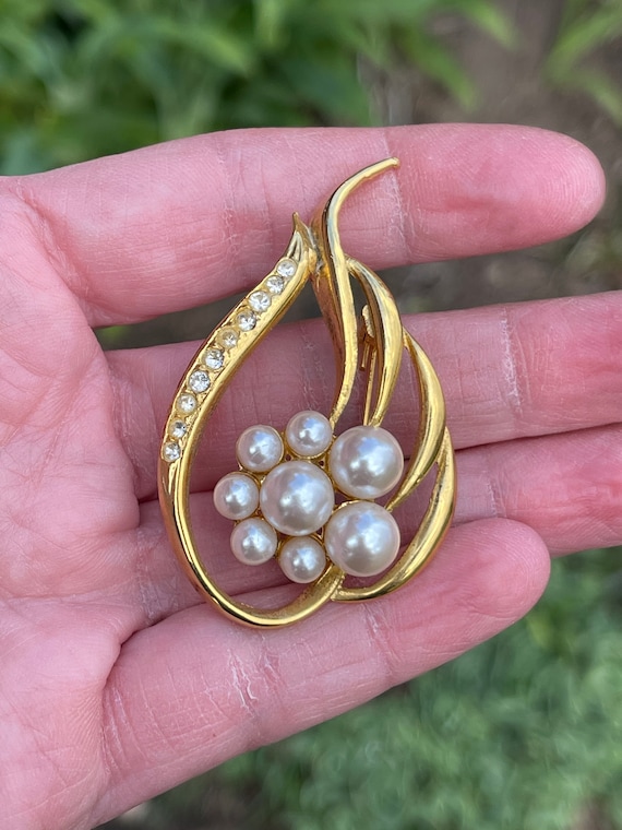 Vintage Gold Tone Pearl Brooch / Pearl Brooch Pin / Costume Pearl