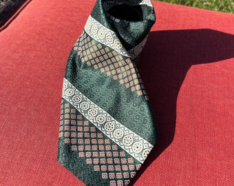 Vintage 70s Taurus Brand Green Abstract Striped Mens Polyester Neck Tie