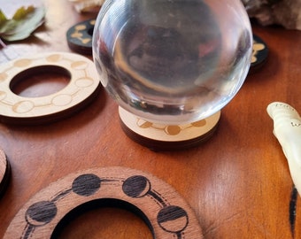 Moon Phase Crystal Sphere aus Holz Ständer