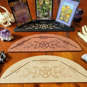 Three Card Triple Goddess Tarot Stand // Tarot Oracle Affirmation Card Display // Lasergegraveerde waarzeggerijstandaard