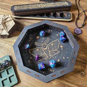 Celestial Moth tärningsbricka: Laserskuren träbricka