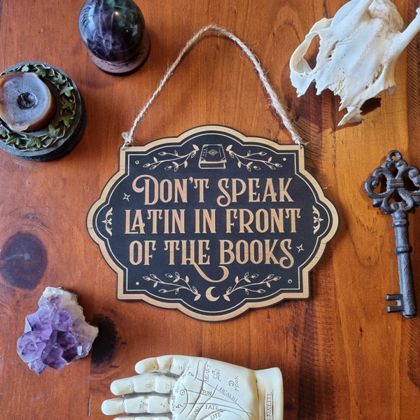 Letrero de "No hables latín" // Letrero decorativo mágico gótico de brujas