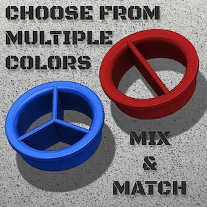 K&ouml;nnte beinhalten: Zwei Objekte in Form eines Friedenszeichens, eines blauen und eines roten, werden auf einer strukturierten grauen Oberfl&auml;che gezeigt. Der Text "CHOOSE FROM MULTIPLE COLORS" und "MIX & MATCH" ist dar&uuml;ber und darunter.