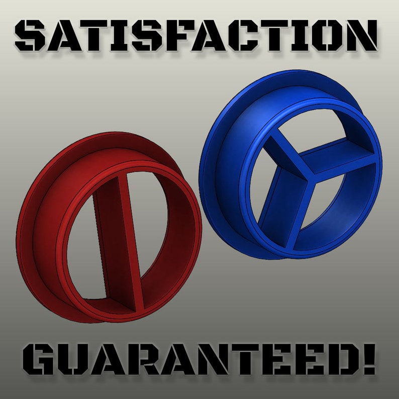 K&ouml;nnte beinhalten: Zwei Ausstecher aus Kunststoff, einer rot und einer blau, jeweils mit einem kreisf&ouml;rmigen Au&szlig;enring und einem vertikalen Balken und zwei diagonalen Balken im Inneren. Das Wort "SATISFACTION" ist &uuml;ber den Ausstechern aufgedruckt, und "GARANTIERT!" ist darunter aufgedruckt.