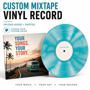 Op de afbeelding: Een aangepaste vinylplaat met een doorschijnend turquoise en wit tie-dye patroon en een wit middenlabel met de tekst YOUR TEXT HERE. Daarnaast staat een vierkante albumhoes met een kustweg, palmbomen, een busje en de tekst YOUR SONGS. YOUR STORY.