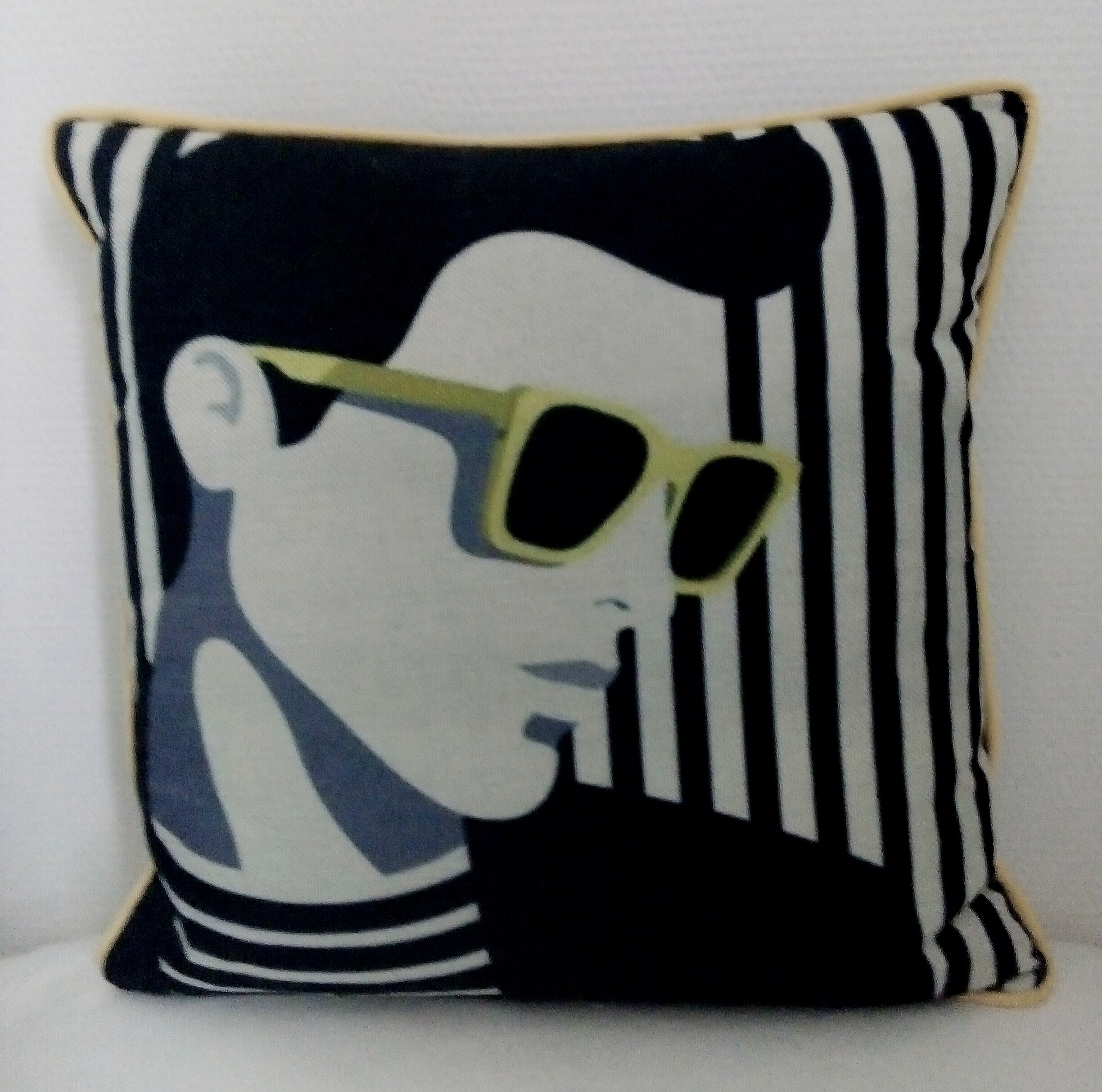 Coussin Jeune Homme Aux Lunettes Jaunes