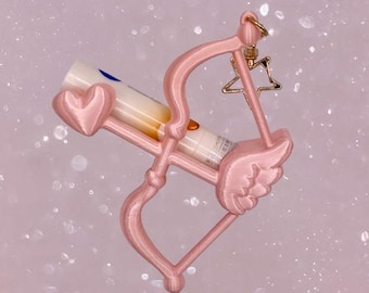 Sleutelhanger met lippenbalsemhouder in de vorm van een Cupido-pijl, 3D-geprinte glanzende roze Valentijnshanger, Y2K Coquette accessoire, Japan