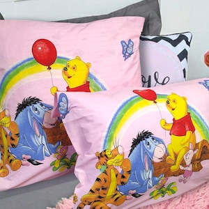 Poszewka na poduszkę Kubuś Puchatek | Poszewka na poduszkę dla dzieci w rozmiarach Standard, Toddler, Queen, Euro, 18 x 18 cali | Miękki różowy wzór z Tygrysem, Kłapouchym, Prosiaczkiem