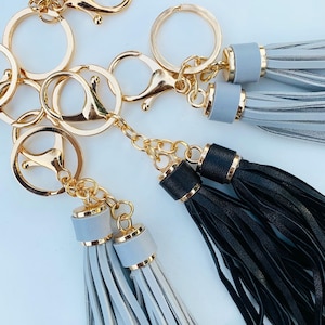 Hicarer 12 Pieces Leather Tassels Keychain Key Rings Circle PU Leather  Tassel for Women Tassel Keychain Bulk Tassels Lanyard Key Chain Holder with  Lobster Swivel Bag Pendant Accessories Key Wallet at