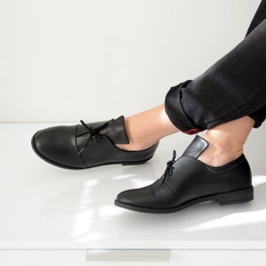 Women&#39;s Black Minimalist Leather Oxfords with Elastic Sole for Office and Everyday Wear