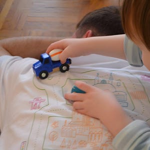 Spielshirt, Perfektes Männergeschenk Straßenkarte Straße auf dem Rücken Auto spielen, Vatertag, Geschenk Papa Mama Opa Valentinstag