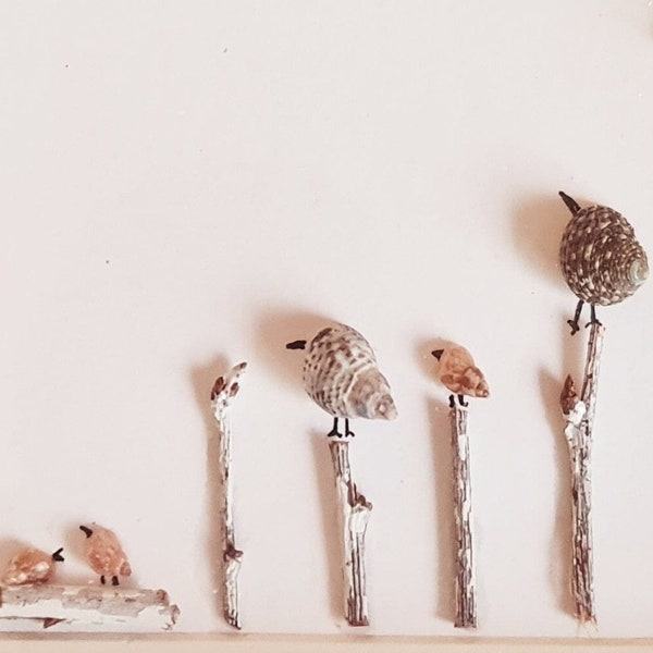 Tableau famille d'oiseaux fait à la main, coquillages et bois flotté, gypsophiles séchées