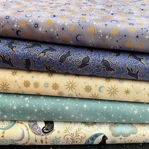 Baumwollstoff mit metallisch-schwarzem Katzen-Sternbildmuster, Quilting-Element, Himmelsmotiv mit Mond, Sternen und Schmetterlingen