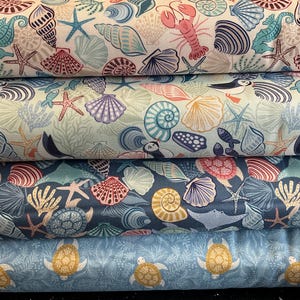 Peut inclure: Quatre piles de tissu avec un motif de vie marine. Les tissus présentent des coquillages, des étoiles de mer, des tortues et d'autres créatures marines dans des tons de bleu, rose et beige. Le tissu convient au quilting, à la couture ou à d'autres projets d'artisanat.