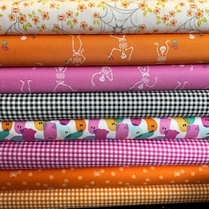 Pode incluir: Uma pilha de rolos de tecido coloridos. Os tecidos apresentam vários padrões, incluindo florais, esqueléticos, xadrez e abstratos. As cores incluem laranja, rosa, branco, preto e amarelo. Os tecidos são adequados para projetos de costura ou artesanato.
