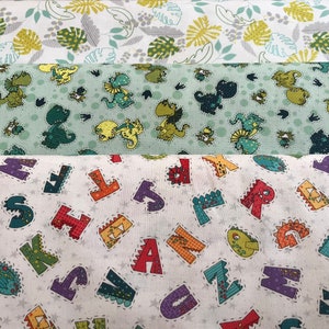 Tela con estampado de dinosaurios y alfabeto 100 % algodón de Henry Glass. Decoración para guardería, letras, dinosaurios, hojas. Adecuada para patchwork, acolchados y bolsas de ropa.