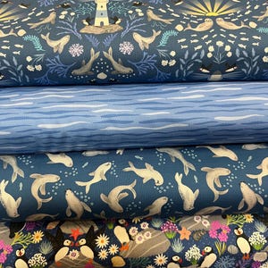 100 % coton imprimé Puffin Rocks de la gamme par Lewis et Irene. Vagues, fleurs, chardon, macareux, courtepointe, couture, coussins