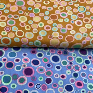 以下が含まれることがあります： クリーム、ライトグレー、ダークグレーの3色の、斑点のあるマット仕上げのセラミックマグのセット。各マグはシンプルでミニマルなデザインで、丸みを帯びたハンドルが付いています。