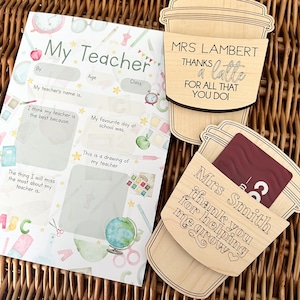 K&ouml;nnte beinhalten: Zwei Holz-Geschenk-Etiketten in Form einer Kaffeetasse mit dem Text "Mrs Lambert Thanks a latte for all that you do" und "Mrs Smith thank you for helping me grow".