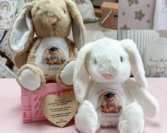 Personalisierte Kindergarten Abschluss Kaninchen 2026 | Weiches Plüsch-Andenken Spielzeug | Rosa oder Blau Design | Optional Holz-Tag Geschenk