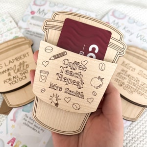 K&ouml;nnte beinhalten: Geschenk-Kartenhalter aus Holz in Form einer Kaffeetasse mit dem Text "Coffee Teach Repeat Mrs. Smith" und verschiedenen kleinen Illustrationen.