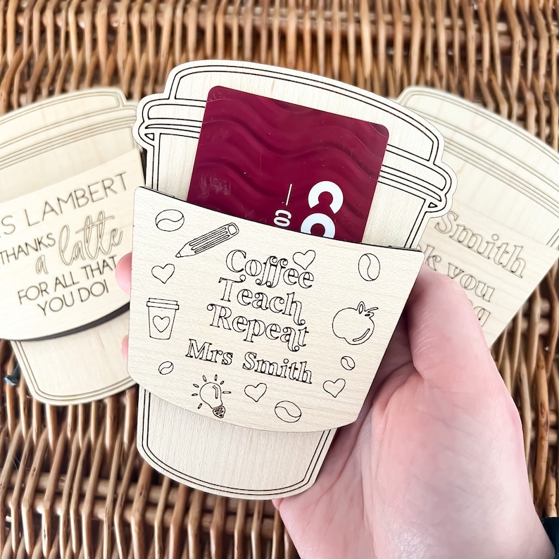 K&ouml;nnte beinhalten: Holz-Geschenk-Kartenhalter in Form einer Kaffeetasse mit dem Text "Coffee Teach Repeat Mrs. Smith" und einem Design mit Herz, Bleistift, Kaffeebohne und Apfel.
