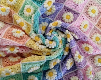 Handgemaakte gehaakte babydeken met madeliefjesmotief in pastelkleuren voor de babykamer - Woondecoratie