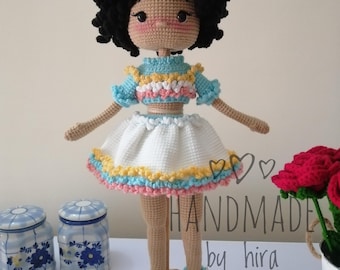 Gepersonaliseerde handgemaakte gehaakte pop met donkere huidskleur | Kleurrijk amigurumi-meisje | Speelse kunstpop van garen, 35-40 cm hoog