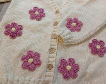 Aanpasbaar handgebreid vest met prachtige gehaakte bloemen | Damesmaten: XXS tot XXL