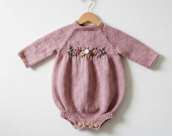 Handgebreide en geborduurde babykleding, newborn romper, baby onsie
