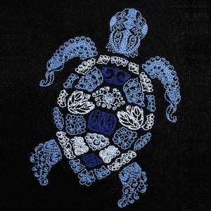 Puede incluir: Un diseño de tortuga bordado en azul y blanco sobre un fondo de tela negro. La tortuga está detallada con intrincados patrones florales.