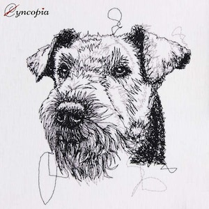 Pode incluir: Bordado de linha de arte em preto e branco de uma cabeça de cão. O cão tem uma pelagem curta e áspera e um focinho longo. O bordado é feito em um tecido branco.