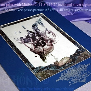 Könnte beinhalten: Ein Kunstdruck mit silberner Signatur, der eine geflügelte Figur zeigt, die Harfe spielt. Der Druck ist in einem blauen Rahmen gefasst und misst 30 cm x 40 cm.