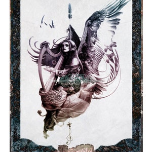 Könnte beinhalten: Ein digitaler Kunstdruck einer geflügelten Frau, die Harfe spielt. Die Frau trägt ein fließendes Kleid und hat langes, dunkles Haar. Die Flügel sind groß und gefiedert, und die Harfe ist kunstvoll verziert. Der Hintergrund ist in einem sanften Weiß gehalten. Der Text "Sorceress Art by Anthony" befindet sich am unteren Rand des Drucks.
