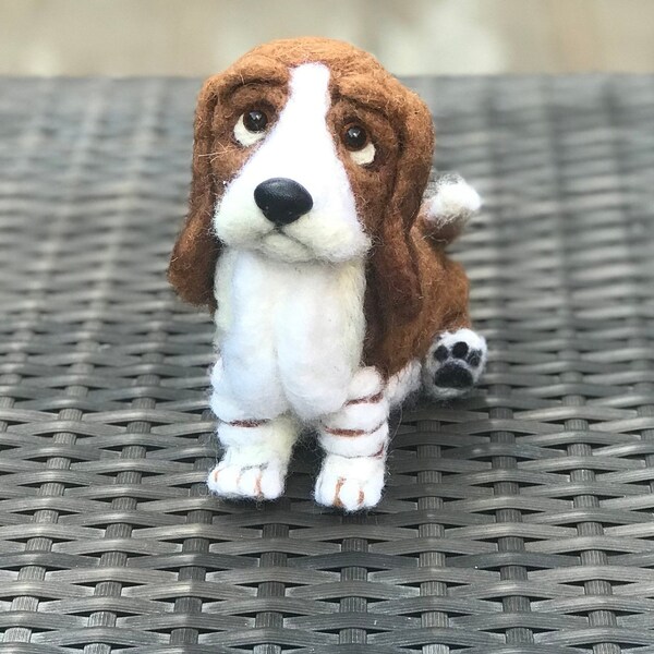 Basset Hound, figurine pour animaux de compagnie feutrée à l'aiguille, sculpture souple en laine, cadeaux commémoratifs pour les amoureux des animaux de compagnie, miniature feutrée faite main, cadeau personnalisé