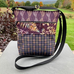 Lila & Schwarz Stoff Umhängetasche Boho Tapisserie Schultertasche Reisetasche Mittelgroß Alltagstasche Upcycled Rezwecked Polster Tapisserie