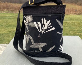 Schwarz-weiße Gobelin-Umhängetasche Recycled Polsterstoff Nachhaltige Mode Reisen Alltag Kleine Größe