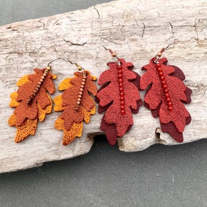 Pendiente de cuero metalizado con hojas de otoño, colores otoñales, acento de piedras preciosas, colgante, inspiración natural, regalo de la naturaleza, Forestcore, druida, hoja de roble, Wicca
