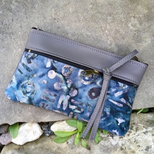 Totalmente vegano Eco cuero cartera embrague funda de maquillaje accesorios de maquillaje diario bolsa gris falso cuero y azul Batik regalo para sus bolsillos