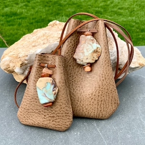 Sac en cristal Sac à pharmacie en faux cuir Tranche de jaspe aqua Terra Sac mojo en faux cuir de cornaline Pierre de guérison Amulette Sac Mala Pochette pour collier