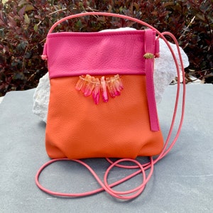 Sac à bandoulière en cuir de couleur rétro des années 60 Sac en cuir minimaliste Sac de soirée de tous les jours Sac à main en cristal de guérison avec bandoulière réglable Petit sac à main