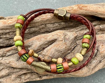 Pulsera apilable de cuero de múltiples hebras, estilo tribal rústico étnico con cuentas naturales africanas y cierre magnético.
