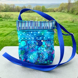 Kleine Crossbody Handytasche Sommer Reisetasche Lebendige Farbe Künstlerischer Veganer Stoff Verstellbarer Riemen Minimalistischer Organizer Alltag Pfauenblues
