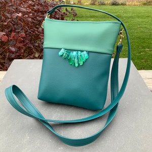 SALE!Faux Leder Crossbody Vegan Leder Kleine Umhängetasche Petrol Kunstleder Boho Abendtasche Handtasche für jeden Tag Healing Crystal Quartz