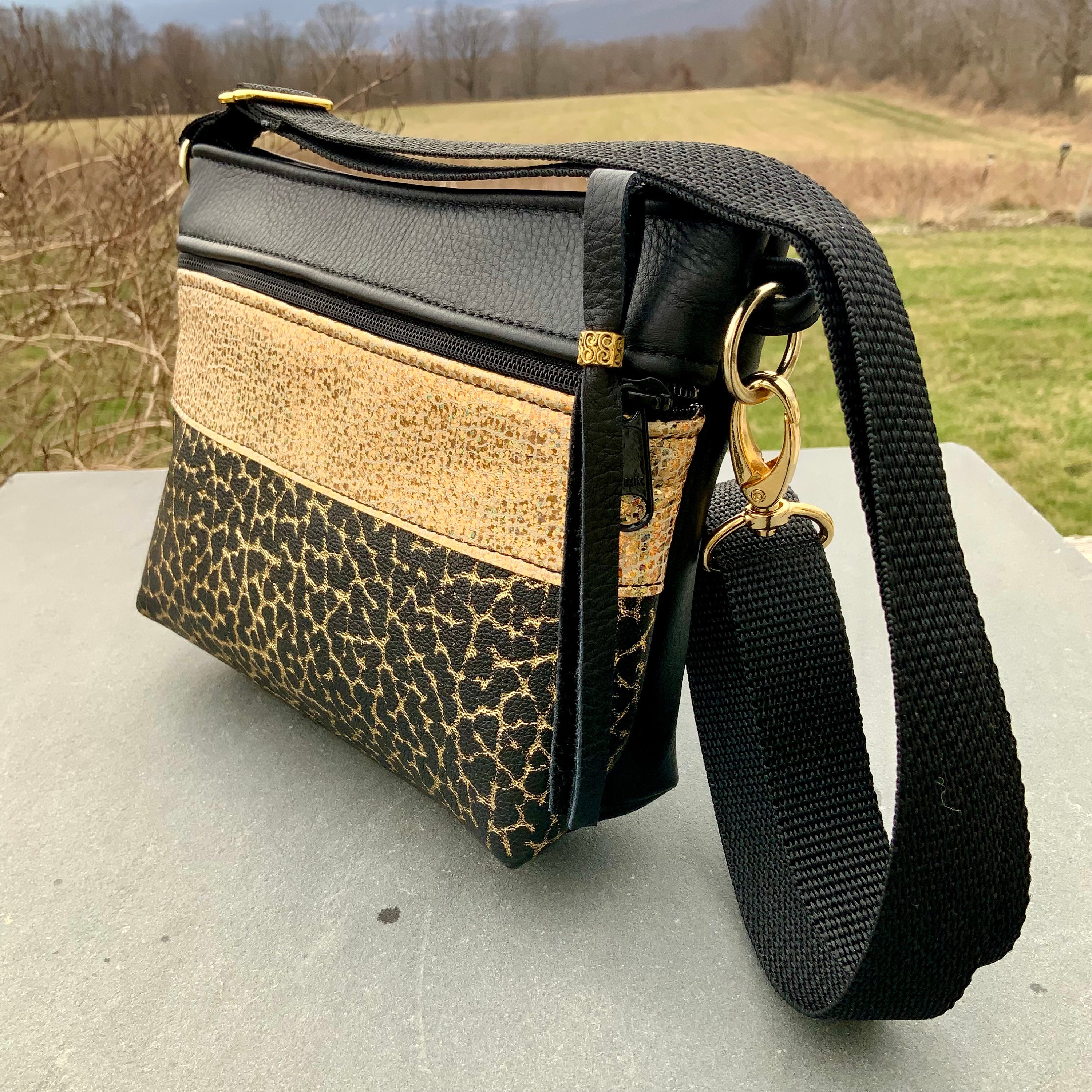 Black Leather Fannypack Metallic Gold Trim Waist Bag Belt  display picture 2