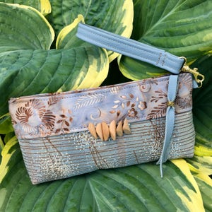 Bolso de mano tipo sobre, bolso de noche, monedero pequeño, estilo moderno y moderno, correa de cuero desmontable, color beige neutro, azul y gris, cuentas de madera únicas, regalo para ella