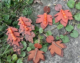 Boucle d'oreille en cuir Feuilles d'automne Couleurs d'automne Cornaline Pendante pendante Inspiré de la nature Cadeau nature Forestcore Druide Feuille de chêne Wicca Terre